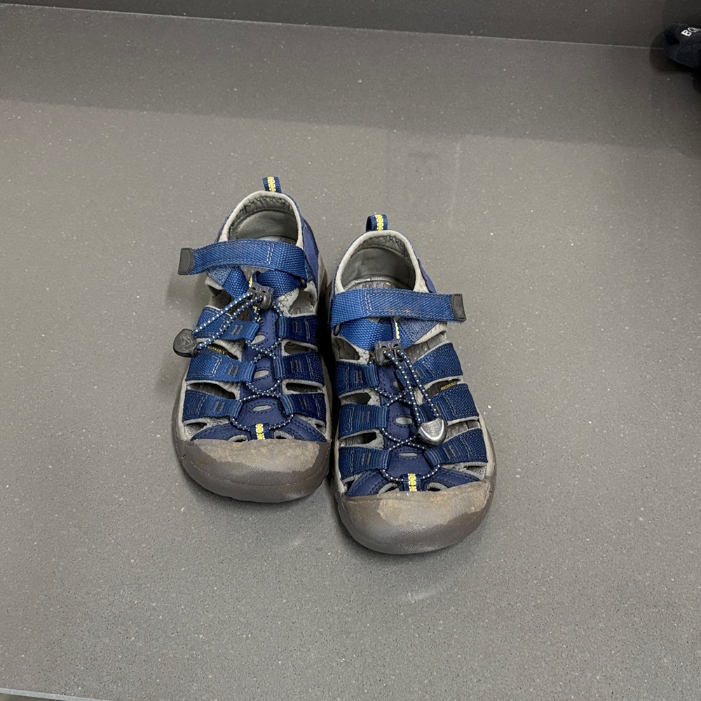 Keen Newport H2 water shoes size 2